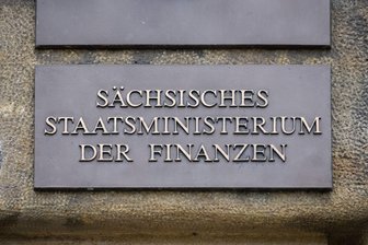 Prognose: Kommunen müssen mit sinkenden Einnahmen rechnen - Weniger Steuern, mehr Ausgaben: Eine neue Steuerschätzung sorgt für Sorgenfalten in Sachsens Rathäusern. (Symbolbild)