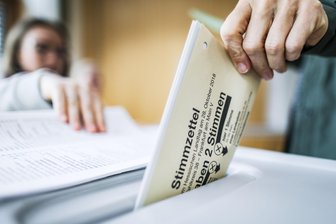 Prognose zur Landtagswahl in Hessen: Schwere Verluste für CDU und SPD, Grüne stark - Am Sonntag haben die Hessen ihre Stimmen für die Landtagswahl abgegeben.