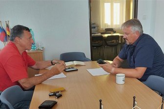 Programm für 28. Grenzfest bei Erlbach steht - Der Erlbach Ortsvorsteher André Worbs (links) und Vladimir Vrom, Bürgermeister von Luby/Schönbach.