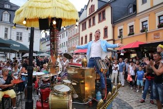 Programm zum Altstadtfest setzt auf Bewährtes - Er ist stets ein gern gesehener Gast in Schwarzenberg wie hier 2014: Peter Till aus Dresden mit seinem Universal Druckluftorchester. 