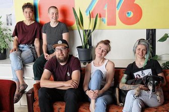 Projekt 46 in Zwickau: Engagement aus der Mitte der Gesellschaft ist preiswürdig - Fünf von rund zwei Dutzend Menschen, die sich regelmäßig für das Projekt 46 an der Zwickauer Hauptstraße engagieren. Kulturelle Veranstaltungen, politische Bildung und gemeinsame Abende gehören zu ihrem Angebot. Vor allem aber offene Türen und offene Herzen.