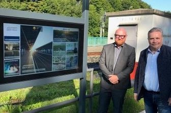 Projekt Bahncampus in Annaberg-Buchholz wird sichtbarer - So sieht der Info-Punkt am Unteren Bahnhof aus. Im Bild: Sören Claus (l.) und Rolf Schmidt. 