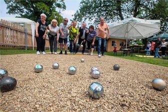 Projekt „Enkelgarten“ in Plauener Ostvorstadt eröffnet - Die Boule-Bahn im neuen Enkelgarten wird von den Boule-Spielern der Ostvorstadt und OB Steffen Zenner (CDU) in Beschlag genommen.