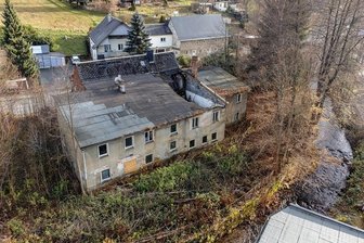 Projekt im Erzgebirge: Über Schandfleck führt bald Radweg - Der Blick von der Bachseite auf das Grundstück Zschopauer Straße 69 in Herold zeigt den Verfall des Gebäudes deutlich. Es wird abgerissen. Das Areal wird dann zu einer Streuobstwiese mit Radweg umgestaltet. 
