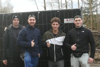 Projekt Jugendtreffpunkt in Flöha: Jetzt ist die Fläche eingezäunt - Jugendliche Helfer am vergangenen Mittwoch beim Aufstellen des Bauzaunes am künftigen Jugendtreff auf dem Kohlenplatz in Flöha.