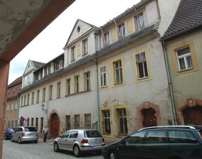 Projekt Mandelgasse kommt ins Stocken - 
              <p class="artikelinhalt">Während die Mandelgasse 18 saniert werden muss, sollen die Gebäude Mandelgasse 20, 22 und 24 abgerissen werden. </p>
            