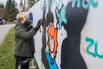 Projekt mit Strahlkraft: Schüler bringen Farbe zur „Tenne“ in Niederwürschnitz - 