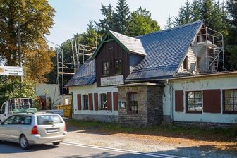 Projekt neues Feuerwehrdepot: Erste Arbeiten am "Wiesenschlößchen" - Schon seit einiger Zeit wird das Dach der ehemaligen Tannenberger Gaststätte "Wiesenschlößchen" erneuert. Dort soll inklusive Neubau das neue Domizil der freiwilligen Feuerwehr im Ort entstehen. 