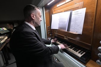 Projektchor in Stollberg sucht Mitglieder - Christian Ahner - hier an der Hohenecker Orgel - leitet das musikalische Projekt.