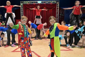 Projektzirkus auf Tournee im Erzgebirge: 200 Kinder in der Manege - Tommy Schönfelder und Ruby Fuchs (vorn) schlüpfen im Projektzirkus in die Rolle von Clowns.