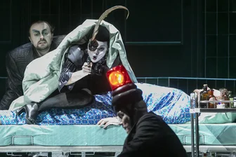 Prokofjews „Drei Orangen“ an der Semperoper: Homophobes Ärgernis verschenkt Potenzial im Slapstick - Absurdes Theater: Neven Crnić als Leander, Nadezhda Karyazina als Prinzessin Clarisse und Aaron Pegram als Truffaldino in „Die Liebe zu den drei Orangen“. Foto: Semperoper / David Baltzer