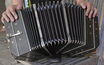 Erfunden in Chemnitz, perfektioniert in Carlsfeld: Das Bandoneon ist ein sächsisches Gewächs und hat dank extensiven Exports nach Lateinamerika dort Musikgeschichte geschrieben. Darauf will die Sächsische Mozartgesellschaft beim diesjährigen Mozartfest und einem Kulturhauptstadtprojekt im nächsten Jahr hinweisen.  