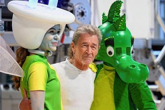 Promi-Besuch in Gläserner Manufaktur in Dresden - Rocksänger Peter Maffay ist zurzeit regelmäßig als Jurymitglied in der TV-Show "Voice of Germany" zu sehen. Am Montag hat er das Fernsehstudio allerdings verlassen - und die Gläserne Manufaktur von VW Sachsen in Dresden besucht. Begleitet wurde er von seiner Märchenfigur Tabaluga und Glühwürmchen Lucy - die neue Freundin des kleinen Drachens Tabaluga hatte in Dresden am Montag ihr Debüt. In der Fertigungslinie hat das Trio eine neue Nachhaltigkeitsserie für Kinder vorgestellt, in der der Drache Tabaluga und Glühwürmchen Lucy schrittweise entdecken, wie sie umweltbewusster leben können. Die im Internet zugänglichen Episoden wurden im Zuge der seit 2006 bestehenden Partnerschaft zwischen dem Automobilkonzern und dem Musiker entwickelt.fp 