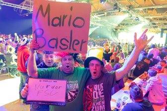 Promi Darts Masters in Chemnitz: Wie Superstar Phil Taylor und Fußballgott Mario Basler tausende Fans anlockten - Steffen Sonne (Mitte) war mit seinen Freunden Jonas Ruderisch und Frank Weißflog (l. u. r.) aus Werdau nach Chemnitz gekommen, um Mario Basler zu sehen.