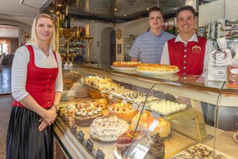 Promi-Gäste von Anton Günther bis Julia Taubitz: Café König am Fichtelberg wird 100 - Sie setzen die lange Tradition des „Café König“ in Oberwiesenthal fort: Antje und Frank Weber und ihr Sohn Patrick.