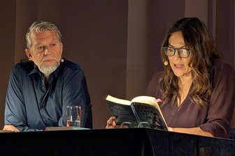 Promi-Paar Zimmermann-Wiesinger entschlüsselt in Freiberg das Geheimnis der langen Ehe - Kai Wiesinger (l.) und Bettina Zimmermann lasen aus „Bei aller Liebe“ über Ehe und Gemeinsamkeit und wie man glücklich bleiben kann.