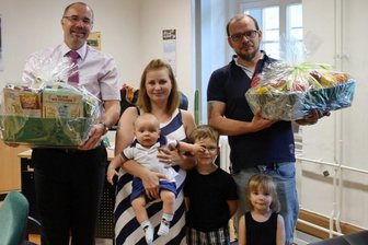 Promi-Pate für Plauener Baby - Susan Heidrich und Mann Thomas. Mit auf dem Bild: Bürgermeister Steffen Zenner und die Kinder Tom (5 Monate), Alicia (3 Jahre) und Jan (5 Jahre). Justin (14), Julia (13), Marie (10) und Max (7) waren beim Termin nicht dabei.