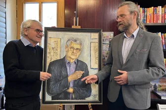 Promi plötzlich doppelt zu sehen: Was der Zwickauer Ehrenbürger beim Heimatbesuch erlebt hat - Bernd-Lutz Lange (l.) und Maler Christian Siegel vorm Porträt in der Marx-Buchhandlung.