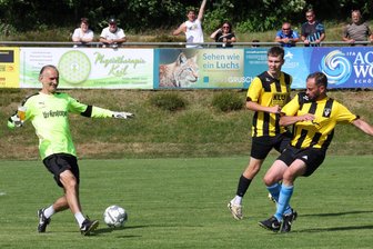 Promi-Spiel beim VfB Schöneck: Kult-Keeper Piplica verhindert ein Gegentor – mit einem Bier in der Hand! - Tomislav Piplica entschärft in aller Bierruhe einen Schönecker Angriff.