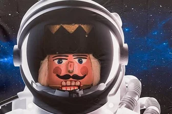 Prominente Erzgebirger aus 2021: Der Nussknacker im All, die Lehrerin im Fernsehen - Wilhelm, der kleine Nussknacker, ist glücklich. Er kann die Erde von oben betrachten. 