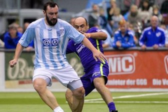 Prominente Fußball-Oldies spielen am 15. Januar in Chemnitz - Erwartet kampfbetont verlief 2016 das Finale der Oldie-Masters in der Chemnitz-Arena. Ingo Hertzsch vom CFC (links) konnte sich in dieser Szene gegen den Auer Khvicha Shubitidze durchsetzen.
