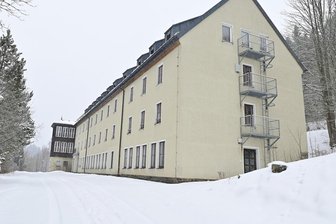 Prominente Immobilie im Vogtland sucht neuen Eigentümer - Die einstige Forstschule abseits von Morgenröthe am Waldrand im Pyratal wird verkauft.