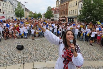 Prominente ukrainische Künstlerin singt auf Markplatz in Werdau - Die prominente Sängerin und Moderatorin Natalka Karpa ist extra für die Feierlichkeiten nach Werdau gereist.