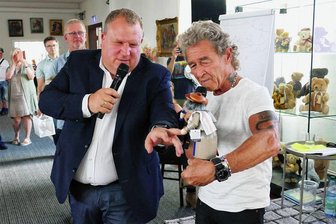 Prominenter Besuch im Erzgebirge: Peter Maffay zu Gast bei Freunden - Peter Maffay ist derzeit im Erzgebirge zu Besuch. Nach seiner Lesung in Gelenau am Mittwoch im ausverkauften Depot Pohl-Ströher erhielt er von Bürgermeister Knut Schreiter einen Räuchermann – einen Quersackindianer, der ihn und seine Lebensgefährtin Hendrikje Balsmeyer zu neuen Kinderbuch-Geschichten inspirieren soll.