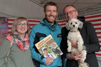 Prominenter Besuch im Erzgebirge: Tierpfleger Jörg Gräser erzählt in Aue Tiergeschichten - Jörg Gräser (r.) mit Stefanie und Benny Riech aus Neukirchen im Auer Zoo der Minis.