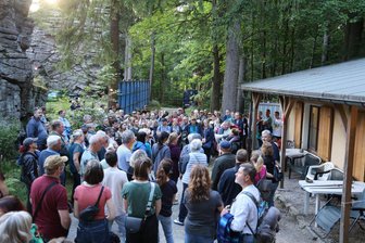 Prominenter Gast aus der Politik und eine Premiere im Erzgebirge ohne großes Trara - Mehr als 130 Theatergäste haben sich am Freitagabend die einmalige Chance nicht entgehen lassen, ausnahmsweise hinter die Kulissen der Naturbühne Greifensteine schauen zu dürfen. Wiederholung empfehlenswert.