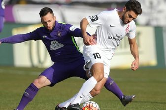 Prominenter Gast, eklige Gäste - Das bekamen die Fans im Erzgebirgsstadion zu sehen: Zweikämpfe und viele Fouls. Hier verteidigt Aues Calogero Rizzuto (links) gegen Nejmeddin Daghfous.