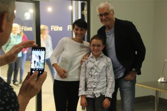 Prominenter Gast in der Baumwolle: Sky du Mont liest in Flöha - Ein Foto fürs Familienalbum: Katja und Henry Haustein aus Leubsdorf mit dem prominenten Gast Sky du Mont in Flöha.