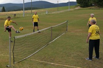 Prominenter Neuzugang: Wismut-Legende kombiniert den Fußball nun mit einem Tennisnetz - Die Alten Herren des ESV Zschorlau spielen regelmäßig Fußball-Tennis.