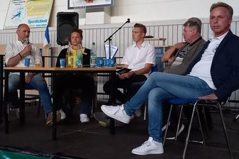 Prominenz diskutiert bei Jubiläum - Diskussion über die Finanzen im Sport: José Linhard, Steffen Ziffert, Christina Schwanitz, Moderator Benjamin Schöne, Ulli Kaden, Stefan Förster und Germania-Pressesprecher Michael Schmidt (v.l.) tauschten sich aus.