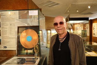 Prominenz im Erzgebirge: Ost-Rock-Sänger bei Ausstellungseröffnung in Ehrenfriedersdorf zu Gast - Gegenwart und Vergangenheit: Toni Krahl neben einer Goldenen Amiga-Schallplatte.