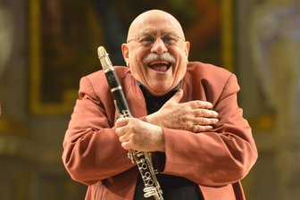 Prominenz im Erzgebirge: Warum ein kleines Schloss nicht nur bekannte Jazz-Musiker anlockt - War als Ausnahmekünstler auch schon in Schlettau: Giora Feidman aus Argentinien, der „Grandseigneur der Klezmermusik“.