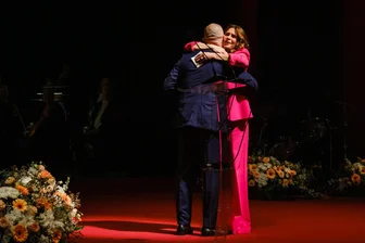 Promis auf dem roten Teppich: Die schönsten Bilder der Kulturpreisgala in Chemnitz - Katarina Witt wischte sich die Tränen aus den Augen als sie den Preis entgegennahm.