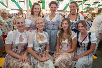 Promis, Bilder und Stadl-Geflüster: So fesch geht‘s 2024 auf die Plauener Wiesn - „Das ist doch ein Anlass, um es mal krachen zu lassen“: Die Spielerfrauen der Wasserballer vom SVV Plauen: Theresa Wolf, Anna Gottschalch, Manuela Winkler, Josephine Hänel, Anett Kaminke, Julia Naumann und Rose Wunderlich (von links)