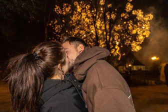 Prosit mit Sekt und Göltzschtal-Limo: So war die Silvesterparty auf der Schlossinsel Rodewisch - Ein Kuss unterm Feuerwerk mit guten Gedanken: Solche emotionalen Momente erlebte die Göltzschtal-Silvesterparty auf der Schlossinsel Rodewisch. Mehr menschliches Miteinander, mehr Zeit für Familie, wünschen sich Gäste für 2025.
