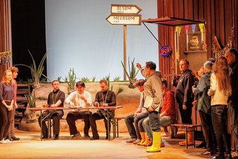Prost Erzgebirge: Operette "Hopfen und Malz" von Daniel Behle erlebt ihre Uraufführung in Annaberg - In der Operette "Hopfen und Malz" geht es um die beiden Dörfer Meersum und Ölsum in Norddeutschland, die jedes Jahr beim regionalen Bierbrauwettbewerb um den ersten Preis streiten.