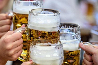 Prost, KI! - Oans, zwoa, gsuffa!