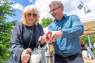 Prost und Na zdraví: Bierfest bringt Bärenstein und Vejprty zusammen - Bürgermeisterin Jitka Gavdunova und Bürgermeister Silvio Wagner beim Bieranstich