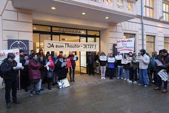 Protest-Aktion vorm Zwickauer Rathaus: Theaterleute kämpfen für den Erhalt ihres Hauses - Vor der Sitzung des Zwickauer Stadtrats haben am Donnerstagnachmittag Theatermitarbeiter mit Plakaten und Liedern auf ihre prekäre finanzielle Situation aufmerksam gemacht.