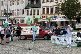 Protest als Programm: Laut Rechtsextremismusexperten höhlen die „Freien Sachsen“ die Demokratie aus - Mit Demos versuchen die „Freien Sachsen“ – wie am 21. Juni 2023 in Rochlitz – zu punkten.