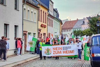 Protest am Froschbrunnen: Rechtsextreme mobilisieren in Hartha 180 Teilnehmer - Dem Protestzug schlossen sich laut Polizei in der Spitze 180 Personen an.