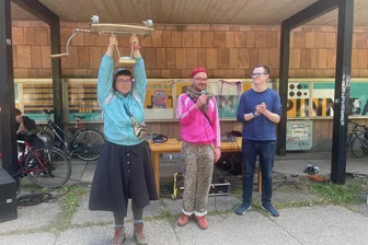 Protest-Besetzung des Chemnitzer Theaters und Europäischer Kürzungspreis: Wie reagiert die Stadt? - Lisa Hetmank von der Bordsteinlobby und Schauspieler Alexander Ganz-Kuhl mit dem Europäischen Kürzungspreis für die Stadt Chemnitz – eine goldene Mangel. Linken-Stadtrat Toni Späth (rechts) hat ihn vertretungsweise entgegengenommen.