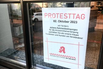 Protest der Ärzte und Apotheker: Am Montag bleiben auch viele Praxen geschlossen - An der Luther-Apotheke in Hainichen informiert dieses Schild über den Protesttag am 2. Oktober. Dass die Apotheke am Montag damit komplett geschlossen bleibt, ist (noch) nicht zu lesen.