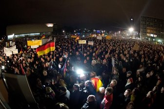 Protest der Pegida wächst weiter an - 15000 Menschen kamen am Montag zur Pegida-Demonstration in Dresden.