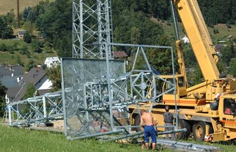 Protest erfolglos: Mobilfunkmast aufgestellt - 
              <p class="artikelinhalt">Das letzte Segment des zirka 30 Meter hohen Stahlgittermastes wird komplettiert.</p>
            
