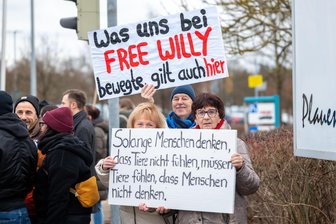 Protest für Tierschutz in Plauen: Zirkusmitarbeiter zeigt Stinkefinger - Ursula und Gerhard Reuter sowie Karin Oettmeier, Tierschützerin in Ruhestand.